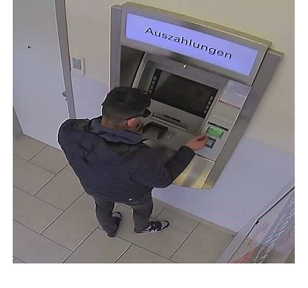 Die Überwachungskamera hat den Mann dabei gefilmt, wie er mehrfach Geld abgeholt hat. - © Polizei