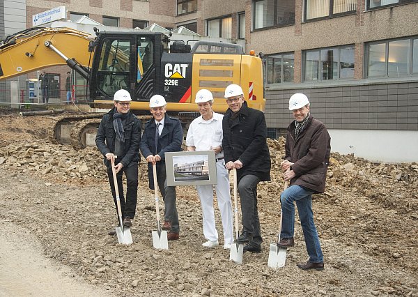 Symbolischer erster Spatenstich für den Neubau am Brüderkrankenhaus St. Josef: (v.l.) Technischer Leiter Markus Jordan, Kaufmännischer Direktor Siegfried Rörig, stellv. ärztlicher Direktor Dr. Andreas Kutta, Hausoberer Christoph Robrecht und Pflegedirektor Klaus Niggemann. - © Foto: Vieler