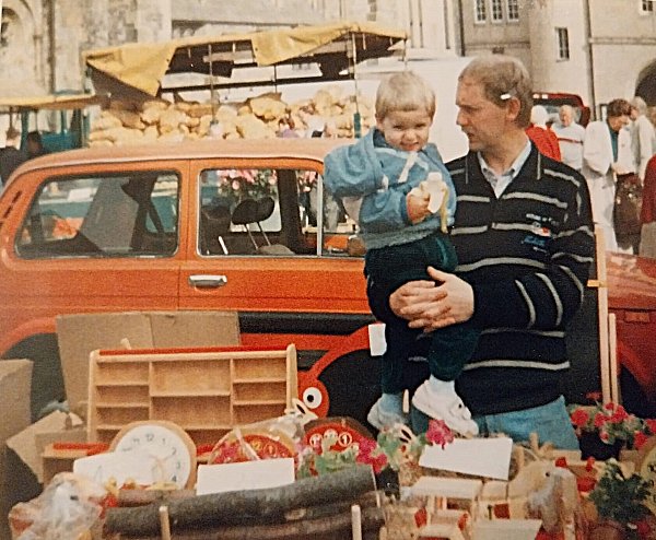1989 auf dem Wochenmarkt in Paderborn: Wilfried Rusche (damals 33) und der kleine Andreas (damals 2). - © Privat