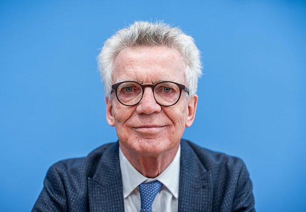 CDU-Verteidigungsminister Thomas de Maizière hält nicht viel von der jungen Generation. - © Michael Kappeler/dpa