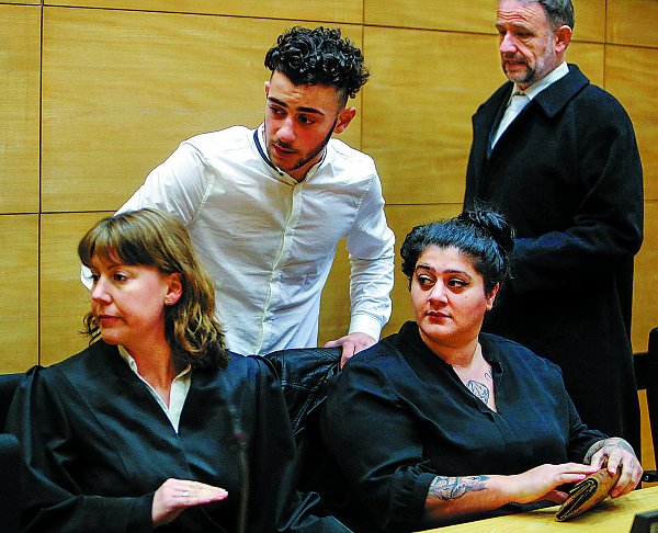 Überrascht vom Urteil: Die Vertreter der Nebenkläger, Deborah Weinert (l.) und Christian Thüner (r.), mit Kaan und Sibel Aydurmus. - © Wolfgang Rudolf