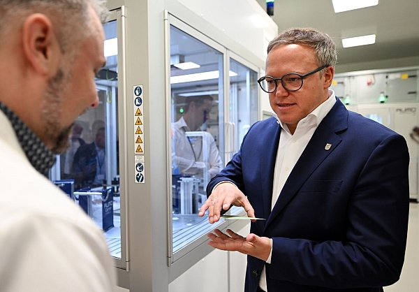 Mario Voigt (CDU), Ministerpräsident von Thüringen, besichtigt ein Unternehmen in Arnstadt. Er betont, dass die Länder bei steuerlichen Einnahmeausfällen nicht allein gelassen werden dürfen. - © Martin Schutt/dpa