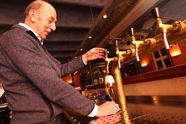 Urgestein: Uwe Pörtner zapft seit 25 Jahren im "Bitter". - © Peter Steinert