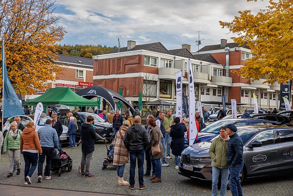 Der Marktplatz wird am Sonntag zu einem großen Autohaus unter freiem Himmel. - © Oliver Krato