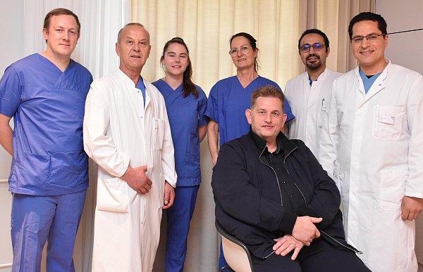 Einen Behandlungserfolg im Team haben OP-Leiter Michael Föckel, Imran Salihi (Leitender Oberarzt Gefäßchirurgie), Emma Sawatzki und Susanne Kirchhoff (OP-Pflegerinnen), Ramy Hasanain (Oberarzt Gefäßchirurgie) und Chefarzt Hatem Belal (v.l.) haben sich um Ralph K. gekümmert. - © Christliches Klinikum Paderborn