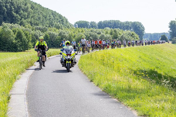 Ob beim Start, unterwegs auf der Strecke, an den Pausenstopps oder abends beim Sommer-Open-Air: Die Stimmung auf der NRW-Radtour war bestens.  - © Jens Naumann