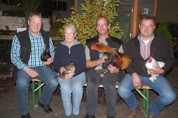 Vereinsmeister: Thomas Mittag, Annemarie Horstmann, Uwe Schlüter und Michael Willmsmann mit ihren Tieren. - © Klaus Frensing
