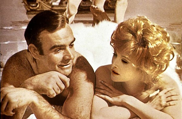 Sean Connery (James Bond) und Jill St. John Bon (Tiffany Case) 1971 im Bon-Film "Diamantenfieber". - © picture alliance / United Archives/IFTN