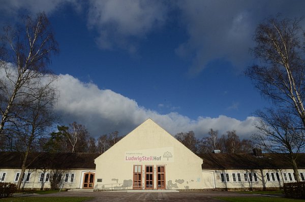 Heutige Ansicht: Das Ernst-Wilm-Haus ist das zentrale Gebäude im Ludwig-Steil-Hof in Espelkamp. - © Joern Spreen-Ledebur
