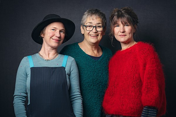 Der neue Vorstand mit Lena Lurse (v. l.), Birgit Frische und Dany Eschenbüscher präsentiert das neue Programm im Kulturgut Winkhausen. - © Juan Zamalea