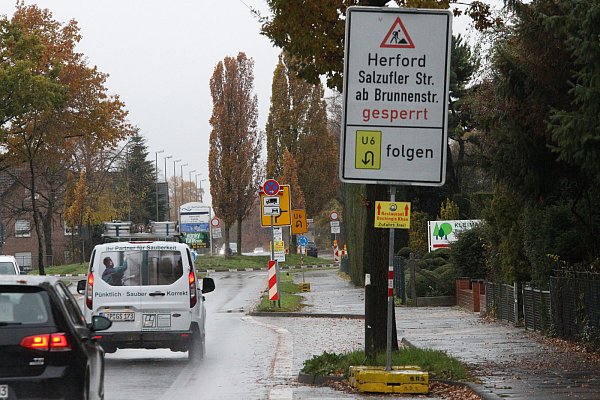 Unterbrochen: Weil die Salzuflerr Straße nicht durchgängig befahrbar ist, wird der Verkehr auf Bad Salzufler Seite großräumig umgeleitet. - © Peter Steinert