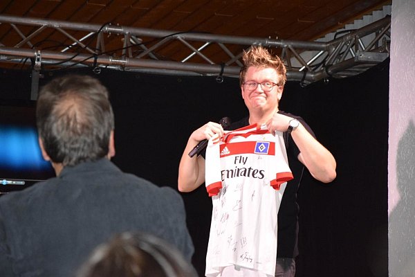 Als Dankeschön für seinen kostenlosen Auftritt erhielt Thorsten Bär ein
signiertes Trikot des HSV. - © Julia Vogt