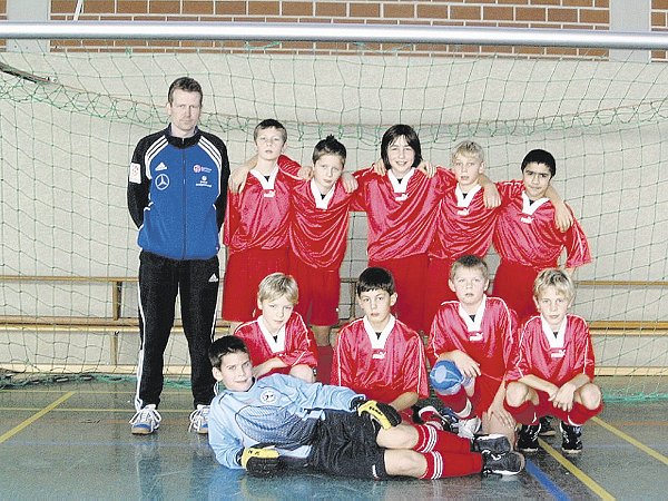 Zierlich: Felix Platte (stehend, 2. v. r.) in der D-Jugend-Stützpunktmannschaft des FuL-Kreises Detmold im Dezember 2006. Links Stützpunkttrainer Andreas Stockebrand. - © Foto: Privat
