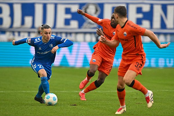 Baris Atik von Magdeburg (l) und Marcel Hoffmeier von Paderborn kämpfen um den Ball. - © Christophe Gateau/dpa