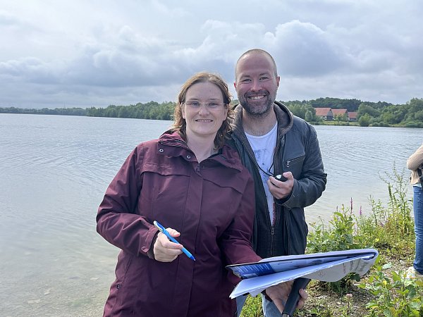Sabrina Schang (l.) und Johannes Helmig (r.) organisieren gemeinsam die jährliche Papierboot-Regatta. - © Verena Freiberg