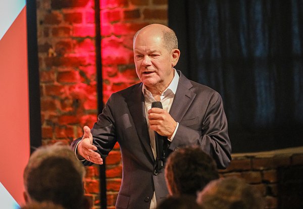 In seiner Schlussrede offenbarte Bundeskanzler Olaf Scholz, dass es ihm vor allem um das Thema „Sicherheit“ geht. - © Andreas Zobe