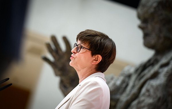 Während Lars Klingbeil nach der Macht greift, könnte die SPD-Co-Vorsitzende Saskia Esken leer ausgehen. - © Bernd von Jutrczenka/dpa