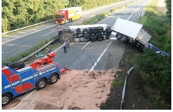 Bis nachmittags mussten Autofahrer Umwege in Kauf nehmen. Die Feuerwehr streute Bindemittel - © Foto: Marc Köppelmann