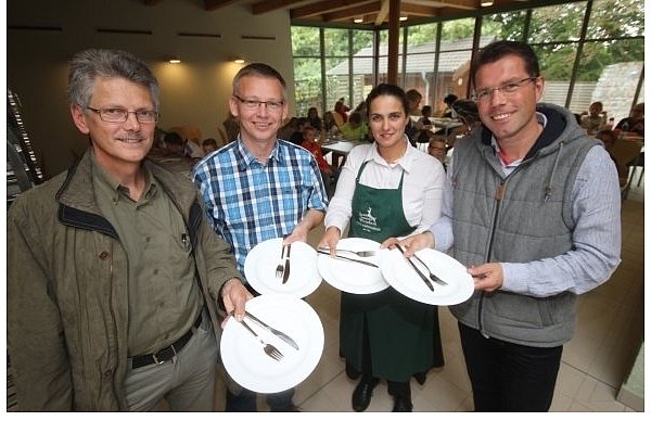 Wie die Schüler haben auch Schulleiter Thomas Novian (v. l.), Dietmar Becker (Stadt Nieheim), Ejvis Tominaj (Catering) und Bürgermeister Rainer Vidal gestern in der neuen Nieheimer Mensa zu Mittag gegessen. Ihnen gefallen die hellen Räumlichkeiten der ehemaligen Saunalandschaft des Kombibades sehr gut. - © FOTO: MADITA PEINE