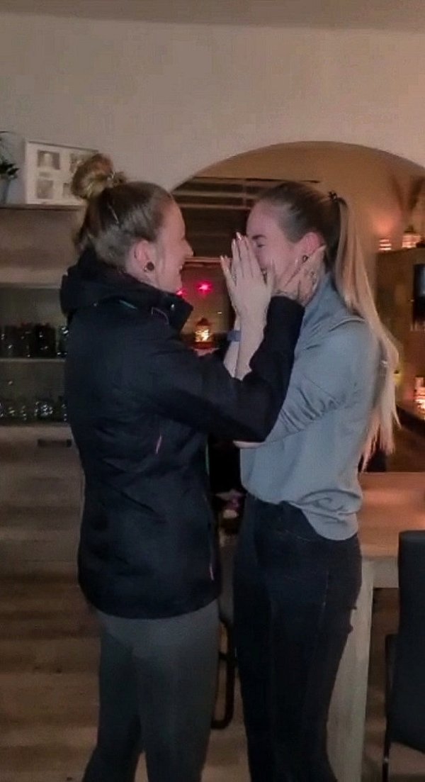 Überraschung: Sophie mit ihrer Schwester Lea-Marie beim überraschenden Wiedersehen. - © Sophie Luchtmeier