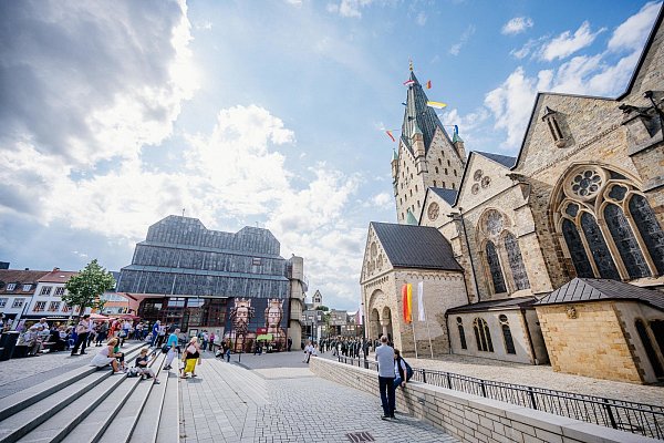 Vor dem Dom verfolgten einige Gläubige die Schreinhebung. - © Besim Mazhiqi/Erzbistum Paderborn