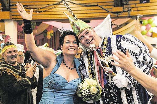 Extra aus Köln ist 2017 für den stattlichen Prinzen Volker Böddeker die Prinzenkleidung organisiert worden. Hier ist er an der Seite seiner bezaubernden Prinzessin Claudia van Lengerich zu sehen. - © Madita Schellenberg