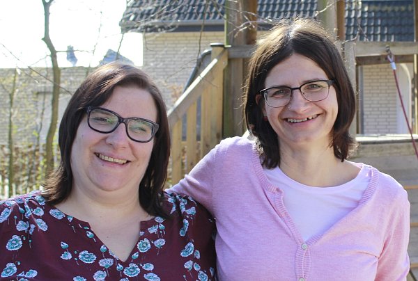 Organisieren den Babytreff: Diana Krüger (v. l.) und Anja Stade. - © Ev. Jugendhilfe Schweicheln