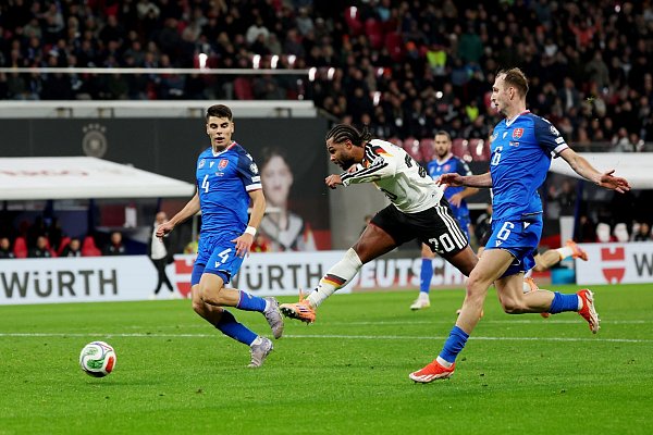 Serge Gnabry (Mitte, Deutschland) kommt gegen Adam Obert (l., Slowakei) und Norbert Gyömber (Slowakei) zum Schuss. - © Christian Charisius/dpa