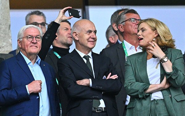 Beim DFB-Pokalfinale war Klöckner (r.) mit dem amtierenden Bundespräsidenten Frank-Walter Steinmeier (l.) zu sehen. - © Tom Weller/dpa
