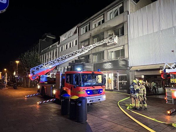Vor dem Gebäude wurde eine Drehleiter in Stellung gebracht. - © Feuerwehr Paderborn