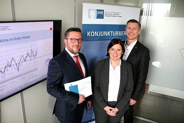 Sonne am Kojunkturhimmel: Vizepräsident Frank Dierkes (v. l.), stellv. IHK-Leiterin Claudia Auinger und IHK-Zweigstellenleiter Jürgen Behlke. - © Burkhard Battran