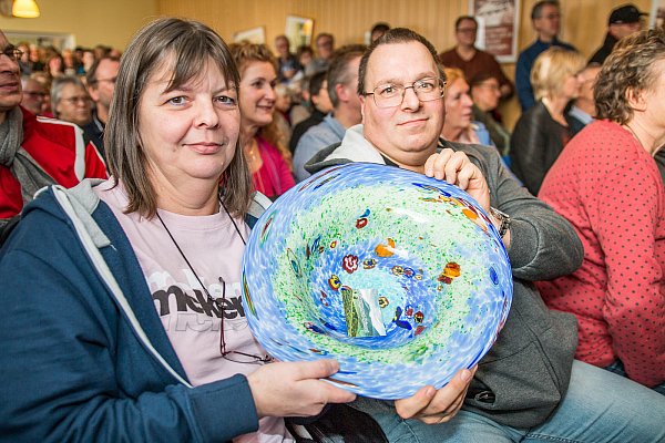 "Hilfe steht im Vordergrund": Sabine und Jürgen Noltemeyer ersteigerten für 20 Euro eine bunte Glasschale für Obst, weil sie die Farben schön fanden. - © Björn Leisten