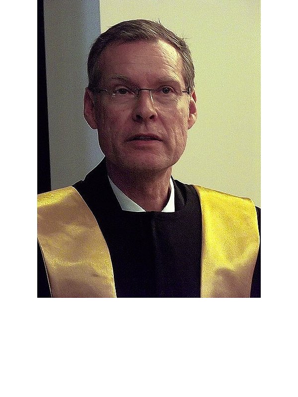 Sven-Georg Adenauer beim Empfang der Ehrendoktorwürde. - © FOTO: ALEXANDRU JADANEANT