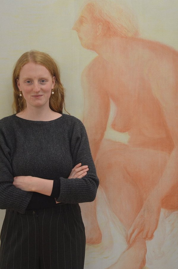 Nacktheit als Kunstform: Friederike Stachowitz zeigt eine ihrer weiblichen Aktmalereien. - © Dietmar Gröbing