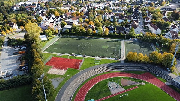 Aus der Luft ist der Standort der Freilufthalle auf der Rußheide gut zu sehen. Der rote Tartanplatz zwischen beiden Sportplätzen ist dafür überdacht worden. - © Eike Horstmann