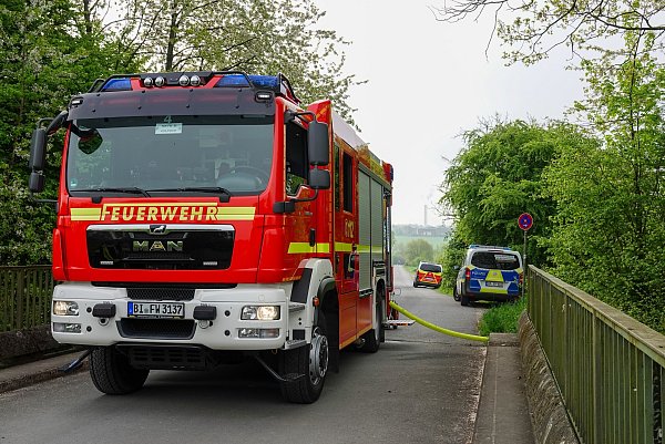 Die Feuerwehr am Einsatzort an der Bahnstrecke zwischen Herford und Bieleld. - © Paul Brinkmann