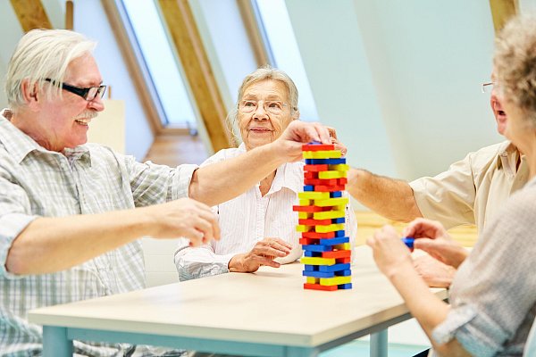 Eine Gruppe Senioren spielt im Altersheim mit Bausteinen: Geselliges Beisammensein und das beiläufige Trainig der "grauen Zellen" hilft auch bei der Demenz-Vorbeugung. - © picture alliance / Zoonar
