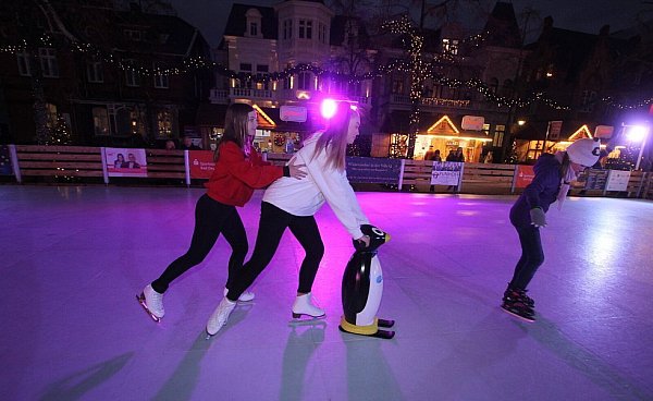Auf dem Weihnachtsmarkt in Bad Oeynhausen gibt es ebenfalls eine temporäre Eisbahn. - © Ulf Hanke