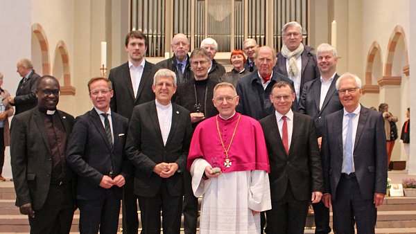 Die Mitwirkenden beim Gottesdienst zur feierlichen Eröffnung, geladene Gäste und Spender freuen sich über die gelungene Sanierung der Paderborner Abdinghofkirche - © EKP/Oliver Claes