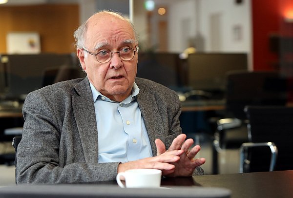 Godehard Franzen, Verkehrsexperte und langjähriger Lokalpolitiker in Bielefeld, erklärt, dass vergleichbare Städte oft ein deutlich längeres Stadtbahnnetz haben als Bielefeld. - © Wolfgang Rudolf