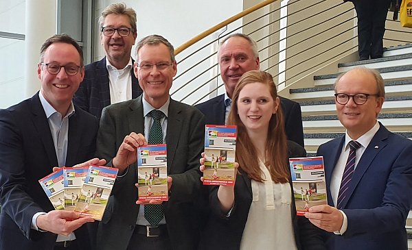 Feierliche Eröffnung am Freitag: (v.l.) Rheda-Wiedenbrücks Bürgermeister Theo Mettenborg, Jörg W. Begemann (A2 Forum), Landrat Sven-Georg Adenauer, Udo Erlei und Theresa Engelsberg (Baumesse) und Landtagspräsident André Kuper. - © Irja Most