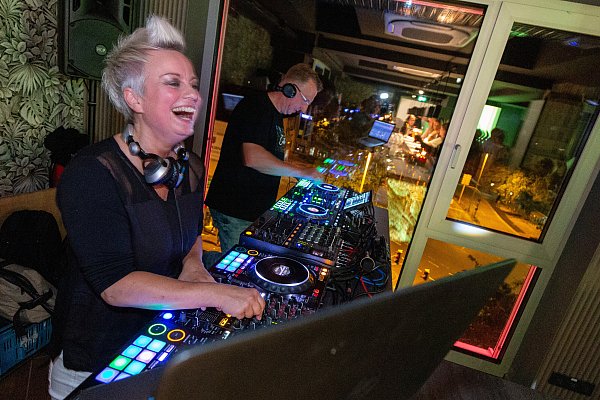 Während Libori 2023 legte das DJ-Duo "Kommerzschlampen" in der Rooftop-Bar auf. Am Silvesterabend 2024 wird DJ Cromwell für Partystimmung sorgen. - © Niklas Tüns