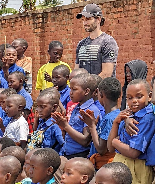 Arne Friedrich und Schülerinnen und Schüler der Primarschule. - © Privat