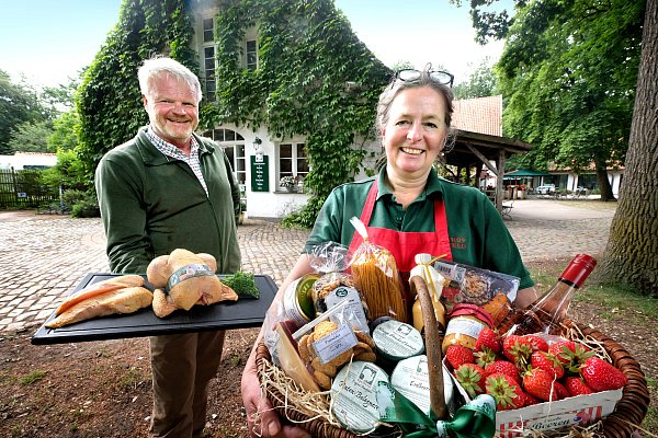 Seit 1987 betreiben Friedrich Wilhelm und Iris Haver-Rassfeld de Hofladen mit regionalen Produkten auf dem Meierhof in Gütersloh. Bekannt sind sie für das Putenfleisch aus eigener Landwirtschaft. - © Andreas Frücht