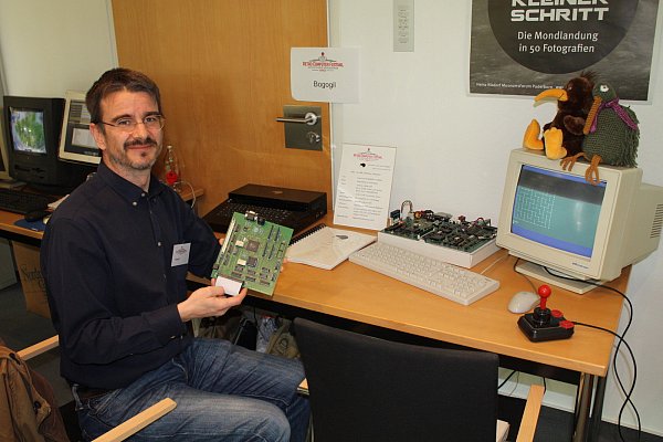 Simon Ferber mit einer Platine vor seinem selbstgebauten Kiwi Computer. - © Karl Eigenbrodt