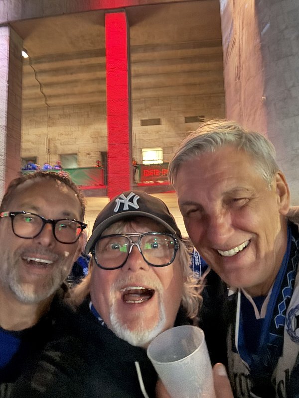 Die Mitglieder der „Vümften Kompanie“, Jochen Schneider (v. l.), Jochen „Obi“ Oberdieck und Udo Grothklags feiern in Berlin. - © Oerlinghauser Schützengesellschaft
