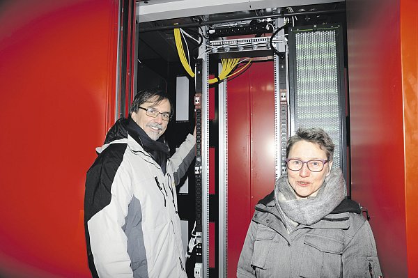 Die ersten „Windcore"-Mieter: SCIP-Vorstand Gregor Engels und Gudrun Oevel, Leiterin des Zentrums für Informationstechnologien von der Universität Paderborn, begutachten einen der IT-Sicherheitsschränke im Windpark Lichtenau-Assel. - © Birger Berbüsse