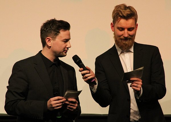 Etwas chaotisch, aber stets sehr charmant: Die beiden Moderatoren Christian Ebmeier und Jan Tag. - © Nicolas Bröggelwirth