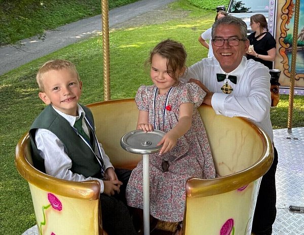 Das Kindergartenkönigspaar Frieda Rose und Ilijan Klenk drehte mit Oberst Matthias Sonntag eine Karussellrunde - © Schützen