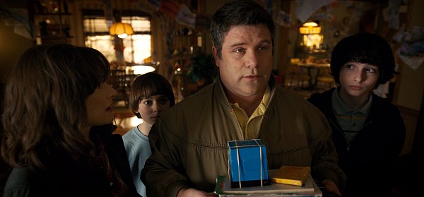 Bob (Sean Astin) mit Joyce (Winona Ryder), Mike (r., Finn Wolfhard) und Will (Noah Schnapp). - © Courtesy Netflix